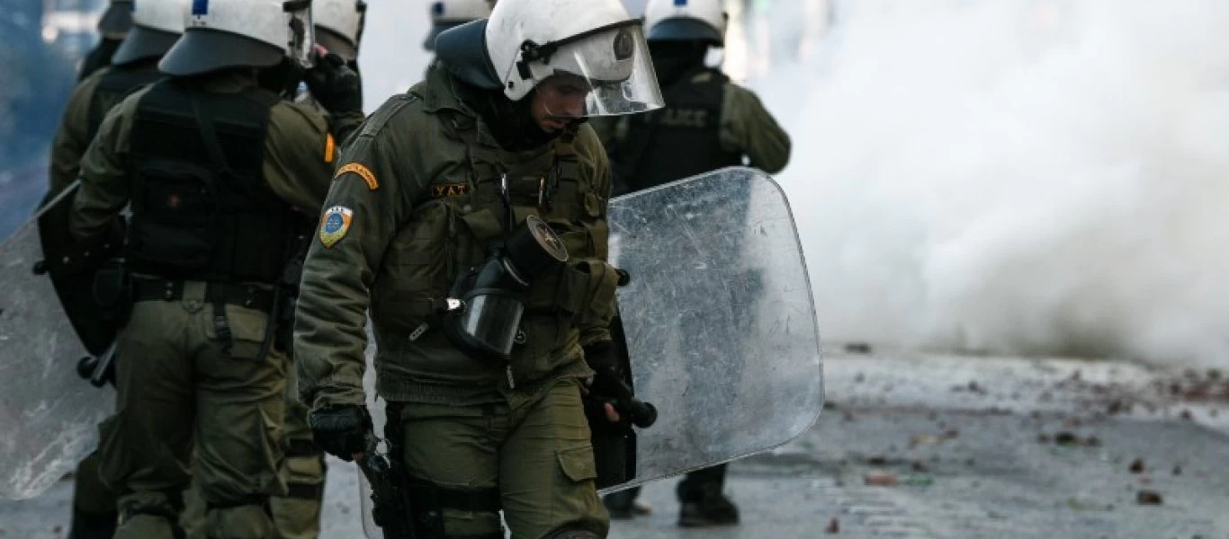 Επέμβαση των ΜΑΤ στην ΑΣΟΕΕ - Πετροπόλεμος και χημικά στην Πατησίων (φωτό - βίντεο)